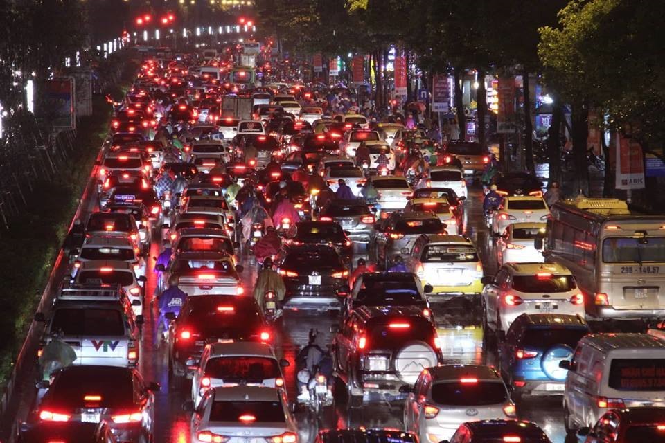 Đường phố ùn tắc kéo dài.