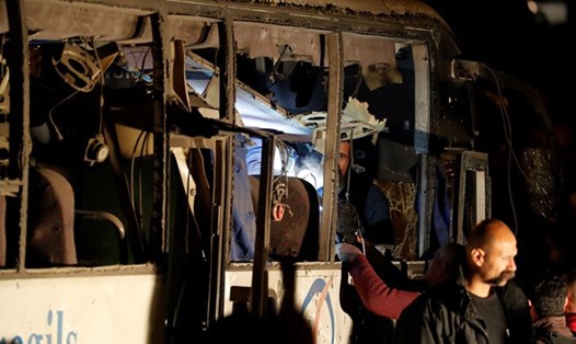 Hiện trường vụ đánh bom xe buýt khiến du khách Việt Nam bị thương vong. Ảnh: REUTERS/Amr Abdallah Dalsh