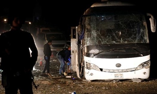 Hiện trường vụ dánh bom vào đoàn du khách Việt Nam tại Ai Cập tối 28.12 (giờ địa phương). Ảnh: AFP
