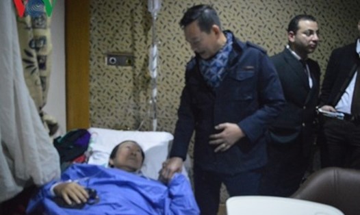 Đại sứ Việt Nam tại Ai Cập Trần Thành Công tới bệnh viện Al Ahram để thăm hỏi và động viên những người bị thương. Ảnh: VOV