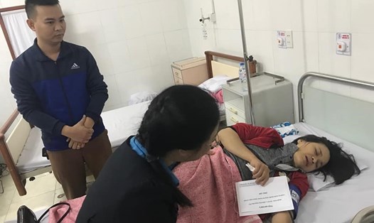 Chủ tịch Công đoàn Y tế VN Phạm Thanh Bình thăm hỏi đoàn viên công đoàn đang điều trị tại Bệnh viện Trường Đại học Y Dược Thái Bình.