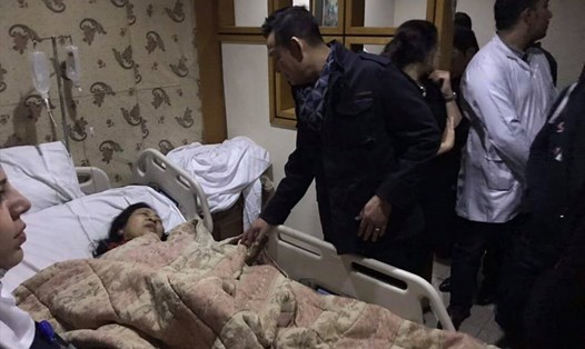 Đại sứ Việt Nam tại Ai Cập Trần Thành Công thăm hỏi nạn nhân người Việt tại bệnh viện. Ảnh: BNG
