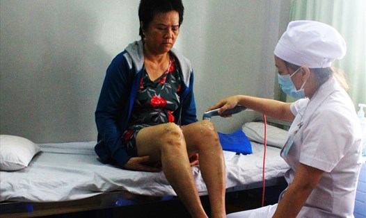Bác sĩ điều trị cho bệnh nhân tại phòng khám đa khoa Linh Xuân