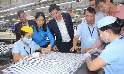 PCT Tổng LĐLĐVN Ngọ Duy Hiểu cùng đoàn Quốc hội thăm hỏi công nhân tại nhà máy Cty Asia Garment Manufacturer VN