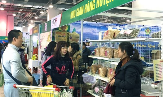 Người dân mua bán tại Hội chợ OCOP Quảng Ninh lần thứ VI - năm 2018 (gian hàng TP huyện Ba Chẽ) (2-2018). Ảnh: Vạn Thảo