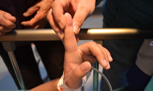 Bệnh nhân bị kiến đốt vào ngón tay trỏ tay trái rồi rơi vào trạng thái bất tỉnh. Ảnh: BVCC.