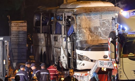 Xe chở khách du lịch Việt Nam bị đánh bom tại Ai Cập. Ảnh: AFP