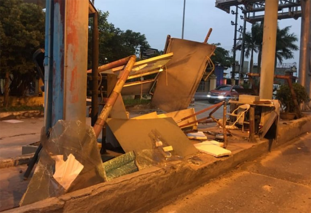 Cabin trạm thu phí Tân Đệ bị đâm đổ trong đêm. Ảnh: KL.