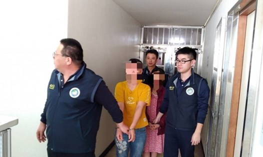 Một phụ nữ Việt Nam (áo vàng) trong đoàn 152 du khách bỏ trốn ở Đài Loan bị bắt. Ảnh: NIA.