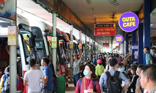 Người dân chờ lê xe đi nghỉ Tết dương lịch 2019 ở Bến xe Miền Đông.