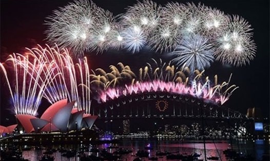 Úc với màn pháo hoa danh bất hư truyền tại cầu cảng Sydney không phải là nơi sẽ đón năm mới đầu tiên trên thế giới. 