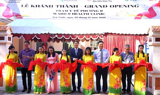 Cắt băng khánh thành Trung tâm Y tế Phường 9, thành phố Trà Vinh do Hanwha Life Việt Nam tài trợ xây dựng.