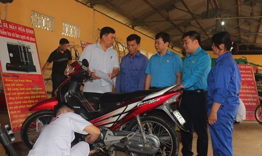 LĐLĐ tỉnh Yên Bái phối hợp với DN tổ chức bảo dưỡng miễn phí xe máy cho đoàn viên, NLĐ. Ảnh: T.X