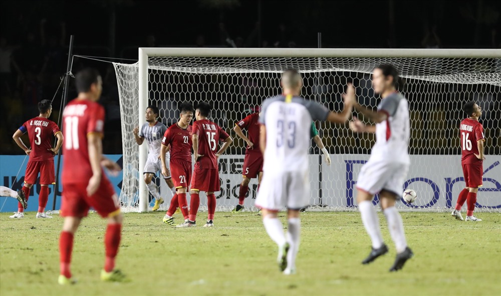 ĐT Việt Nam đã nhận bàn thua đầu tiên ở AFF Cup 2018, nó đến từ sự mất tập trung nơi hàng phòng ngự. Ảnh: Đ.Đ