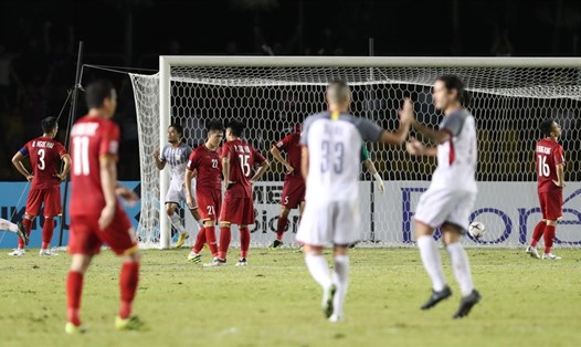 ĐT Việt Nam đã nhận bàn thua đầu tiên ở AFF Cup 2018, nó đến từ sự mất tập trung nơi hàng phòng ngự. Ảnh: Đ.Đ