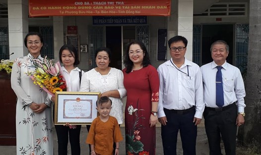 Chị Tha (thứ 3 từ trái qua) nhận bằng khen của UBND tỉnh Đồng Nai