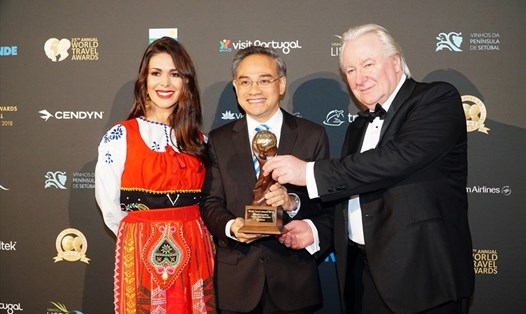 Đại diện Công ty Du lịch Vietravel (đứng giữa) nhận “World’s Leading Group Tour Operator” lần thứ 2.