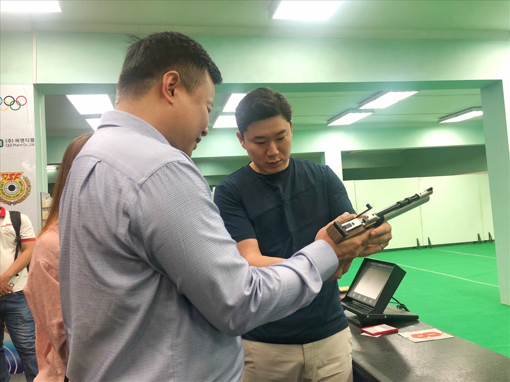 Huyền thoại Jin Jong Oh hướng dẫn kỹ năng bắn súng. Ảnh Cát Tường