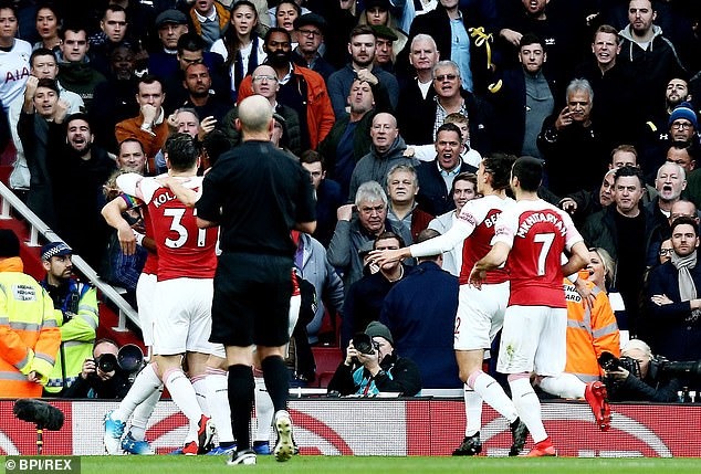 Các cầu thủ Arsenal ăn mừng bản thắng vào lưới Tottenham.
