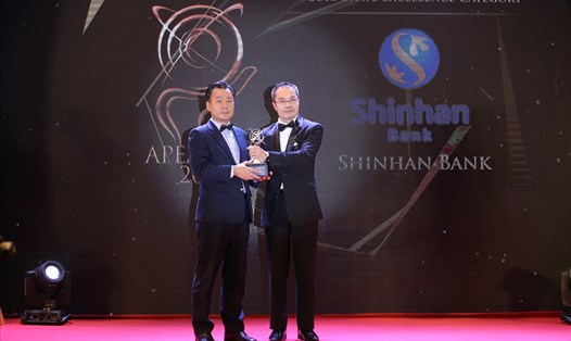 Ông Lee Chai Ho - Phó Tổng giám đốc Ngân hàng Shinhan, nhận giải thưởng Kinh doanh xuất sắc Châu Á 2018