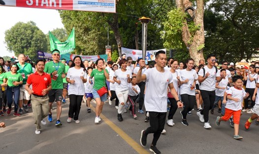 Gần 500 nhân viên và đại lý Manulife Việt Nam hào hứng tham gia buổi chạy bộ từ thiện hôm 2/12 tại Hà Nội.