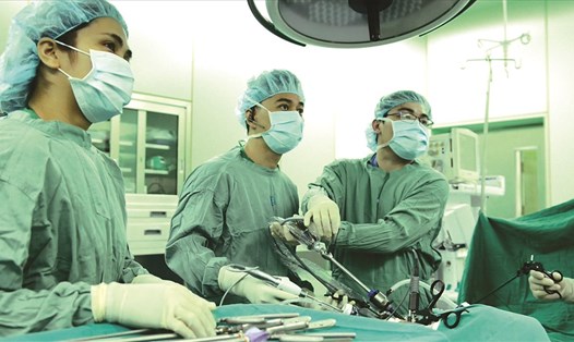 Các bác sĩ đang phẫu thuật nội soi trực tràng cho một bệnh nhân.