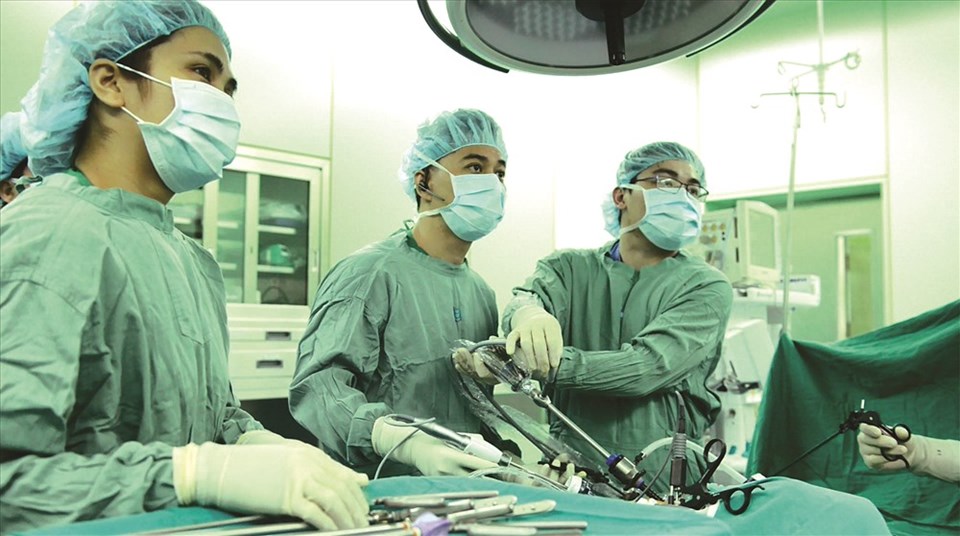 Các bác sĩ đang phẫu thuật nội soi trực tràng cho một bệnh nhân. Các bác sĩ đang phẫu thuật nội soi trực tràng cho một bệnh nhân.