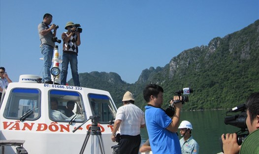 Phóng viên các cơ quan báo chí Quảng Ninh đưa tin kéo điện ra đảo Cô Tô. Ảnh: Nguyễn Hùng