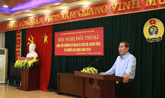 Chủ tịch LĐLĐ tỉnh Hoà Bình Bùi Tiến Lực phát biểu tại hội nghị.