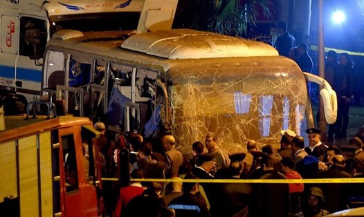 Xe chở du khách Việt Nam bị ném bom tại ngoại ô thủ đô Cairo. Ảnh: AFP