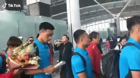 Văn Hậu từ chối bó hoa Quế Ngọc Hải tặng.