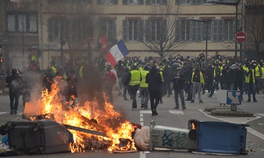 Những người biểu tình mặc áo vàng đã đụng độ với cảnh sát chống bạo động, người đã bắn hơi cay vào đám đông, những người đã đốt cháy rào chắn ở thành phố Toulouse, miền Nam nước Pháp, hôm nay