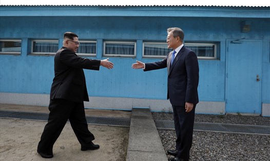Nhà lãnh đạo Kim Jong Un và Tổng thống Hàn Quốc Moon Jae-in bắt tay nhau trước ranh giới quân sự.