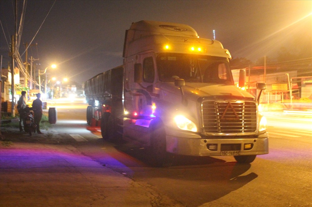 Người dân đã đuổi theo hơn 2km mới bắt kịp container yêu cầu tài xế quay lại hiện trường.