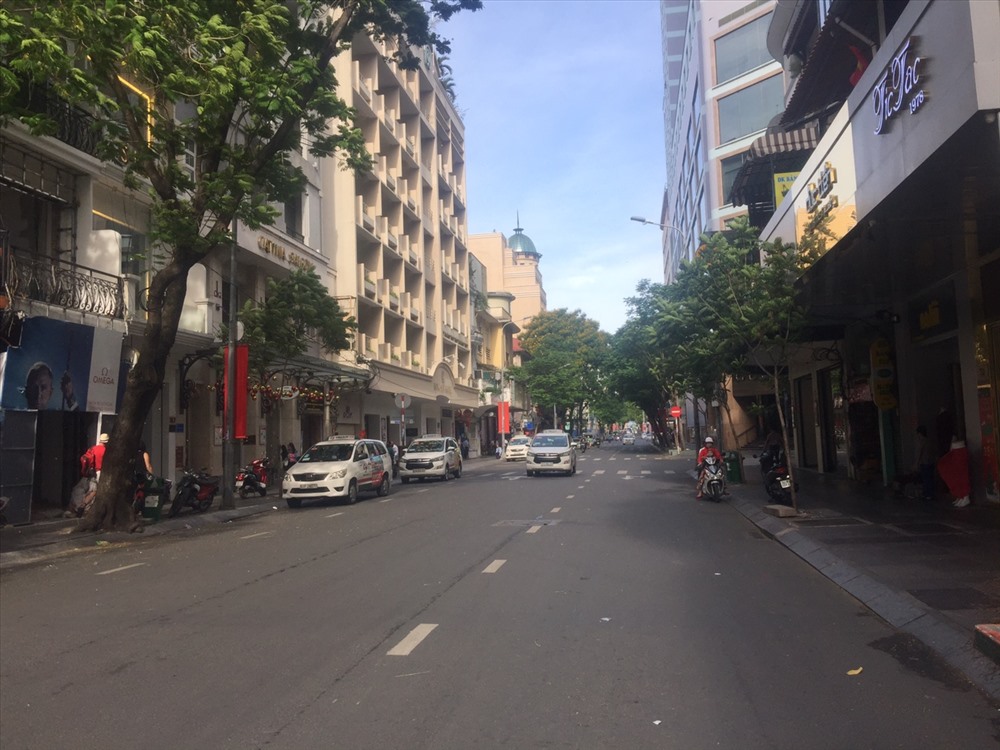 Đường phố Sài Gòn vắng vẻ ngày cuối năm.