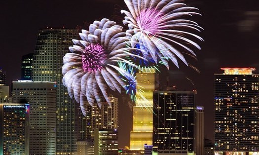 Miami, Florida: Miami, thực sự, tổ chức một trong những sự kiện đa dạng nhất trong lễ kỷ niệm năm mới. Từ những điệu nhảy cổ điển đến âm nhạc, pháo hoa, ẩm thực và niềm vui gia đình - đây là một đối thủ cạnh tranh với lễ kỷ niệm năm mới New York.