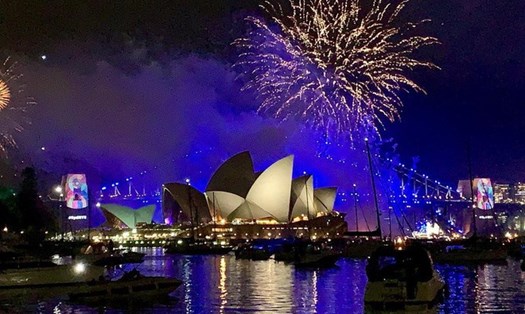 Ngay trước thềm năm mới, Sydney đã đón trận mưa lớn, tuy nhiên điều này không mấy ảnh hưởng tới tinh thần hào hứng của người dân cũng như kế hoạch bắn pháo hoa đã dự kiến từ trước.