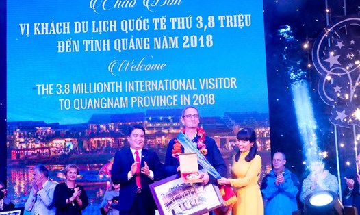 Vinh danh vị khách quốc tế thứ 3,8 triệu đến tham quan tỉnh Quảng Nam trong năm 2018. Ảnh: Hoàng Vinh 