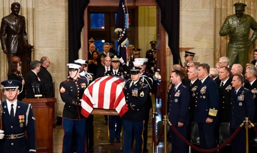 Linh cữu cố Tổng thống George H.W.Bush được đưa đến Điện Capitol. Ảnh: NBC
