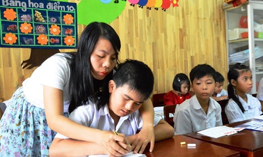  Cô giáo Đoàn Thị Nhật Phương (28 tuổi) đã chọn Trung tâm Nuôi dạy trẻ khuyết tật Võ Hồng Sơn để gắn bó. Ảnh: A.Kiều