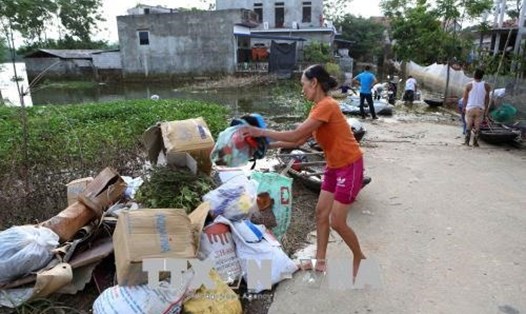 Người dân vệ sinh môi trường sau mưa bão