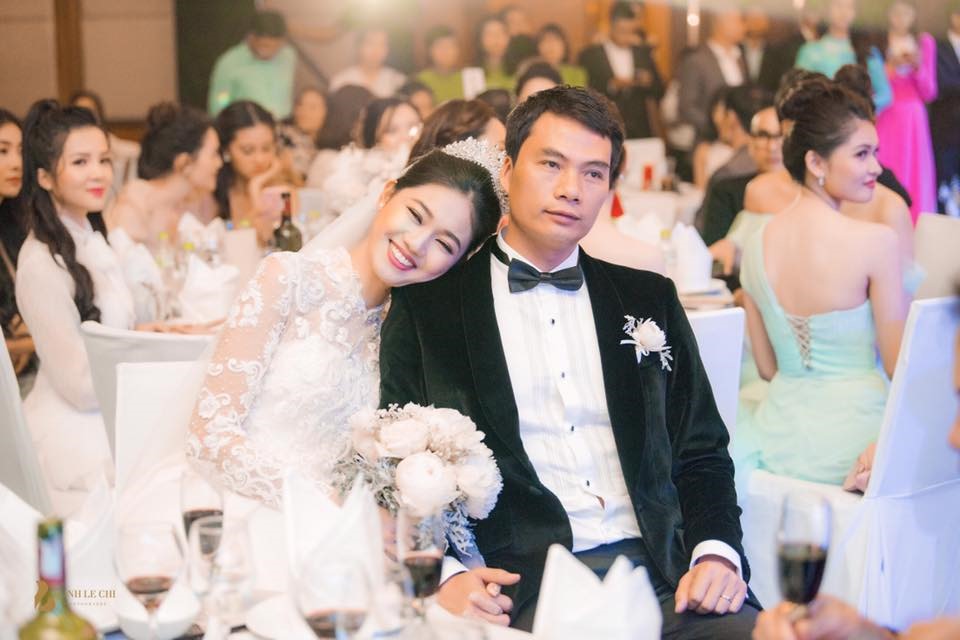 Cả hai liên tục có những cử chỉ thân mật. 