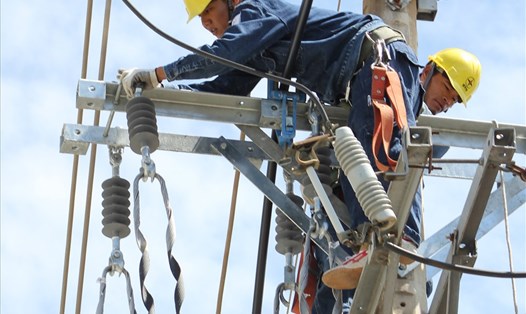 Công nhân của EVNHCMC sửa chữa đường dây điện. 
