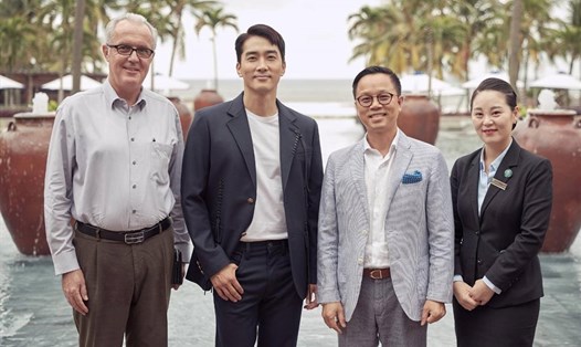 Song Seung-heon chụp hình lưu niệm cùng Ông Nguyễn Đức Quỳnh - Phó Tổng Giám đốc Khu nghỉ mát Furama Resort Danang và Ông Matthias Wiesmann, GM cùng Giám đốc người Hàn Quốc tại khuôn viên nổi tiếng của Furama nhìn thẳng ra biển.