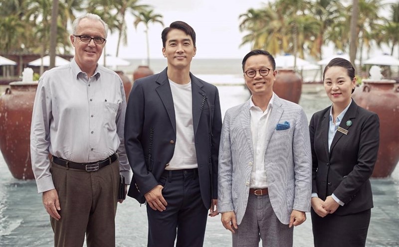 Song Seung-heon chụp hình lưu niệm cùng Ông Nguyễn Đức Quỳnh - Phó Tổng Giám đốc Khu nghỉ mát Furama Resort Danang và Ông Matthias Wiesmann, GM cùng Giám đốc người Hàn Quốc tại khuôn viên nổi tiếng của Furama nhìn thẳng ra biển.