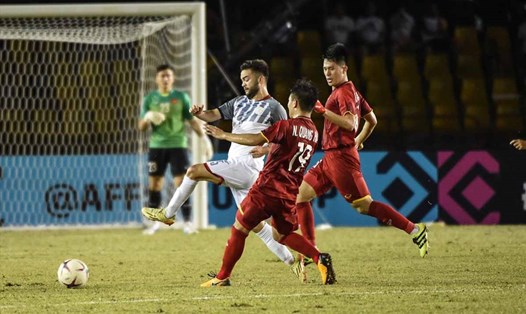 Manuel Gelito tranh bóng với Quang Hải trong trận bán kết lượt đi. Ảnh AFF