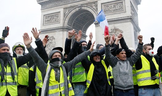 Những người biểu tình "áo gile vàng". Ảnh: Reuters