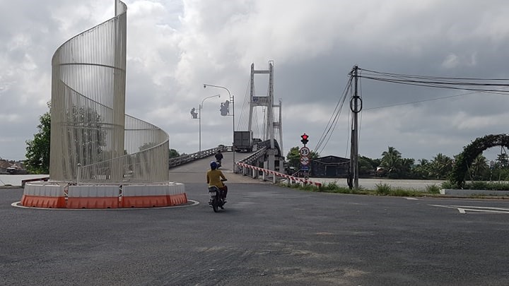 Cầu Rạch Ráng hoàn thành và thu phí từ năm 2010 đến nay, nhưng thời gian kết thúc thu phí không ấn định khiến người dân bức xúc. Ảnh: Nhật Hồ.