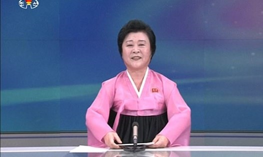 "Quý bà áo hồng" chuyên dẫn bản tin của Triều Tiên. Ảnh: Mail. 