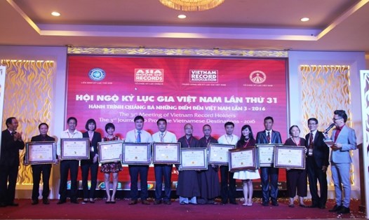 Ông Vũ Hữu Sử (thứ 7, trái sang) nhận bằng kỷ lục tại Hội ngộ Kỷ lục gia Việt Nam lần thứ 31 vào ngày 7.5.2016 tại TP. Hồ Chí Minh. Nguồn: Tổ chức kỷ lục Việt Nam.